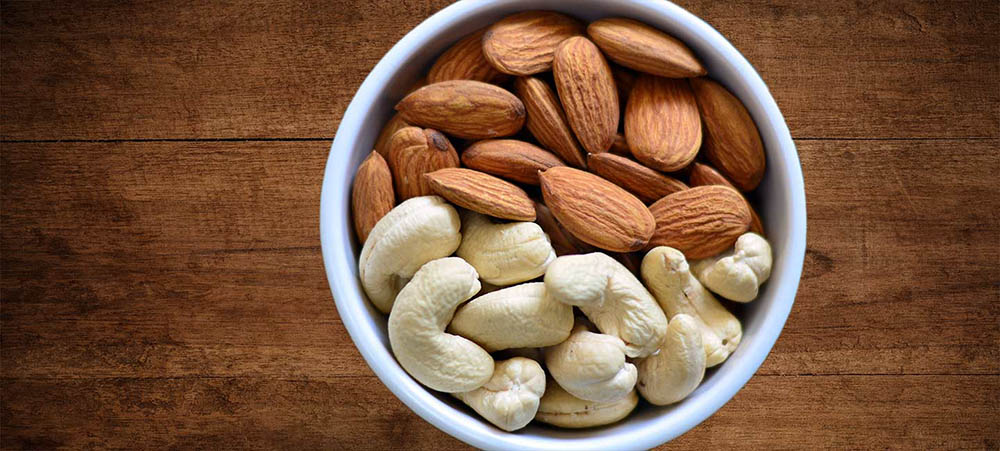 so sánh hạt điều và hạnh nhân