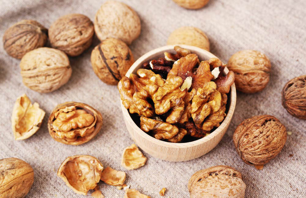 Tách vỏ hạt óc chó 