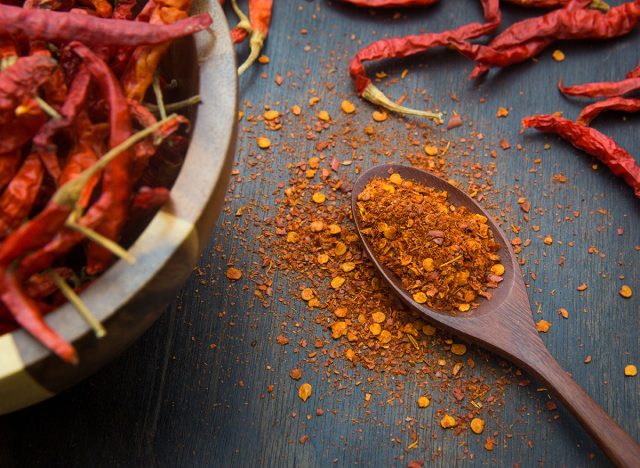 ớt cayenne trên muỗng gỗ và bàn