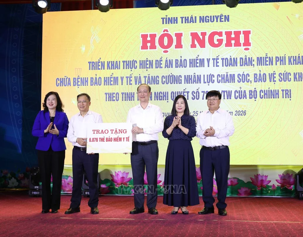 Bộ trưởng Bộ Y tế Đào Hồng Lan trao biển hỗ trợ 6.076 thẻ bảo hiểm y tế cho người dân tỉnh Thái Nguyên.