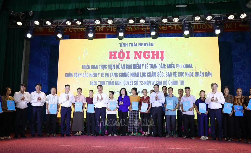 Bộ trưởng Bộ Y tế Đào Hồng Lan trao thẻ bảo hiểm y tế cho người dân tỉnh Thái Nguyên.