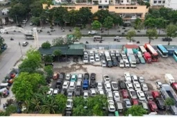 Bãi xe không phép mọc trên đất dự án ở Hoàng Mai, người dân lo cháy nổ.