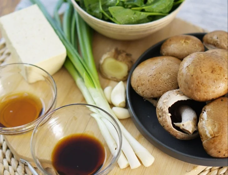 Đậu phụ hấp nấm là món mềm, ít dầu, phù hợp người cao tuổi.