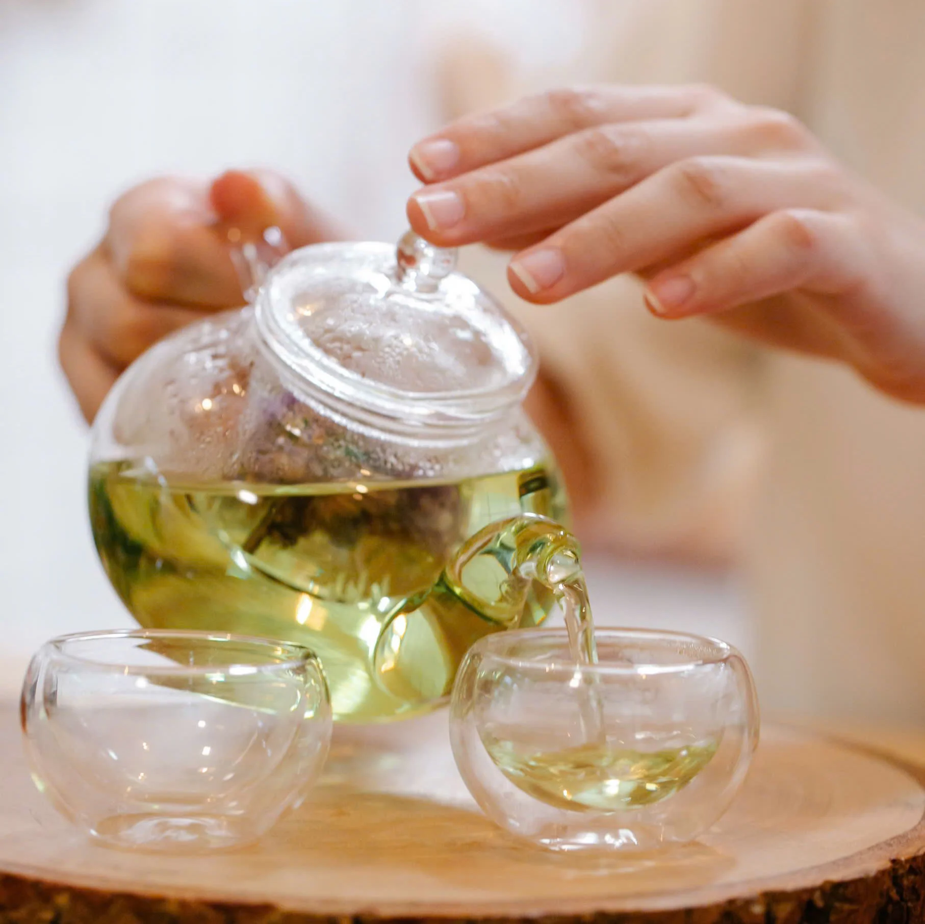 Trà xanh giữ được nhiều catechin hơn nhờ hạn chế quá trình oxy hóa.