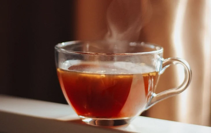 Trà đen chứa polyphenol có thể tương tác với hệ vi sinh đường ruột.