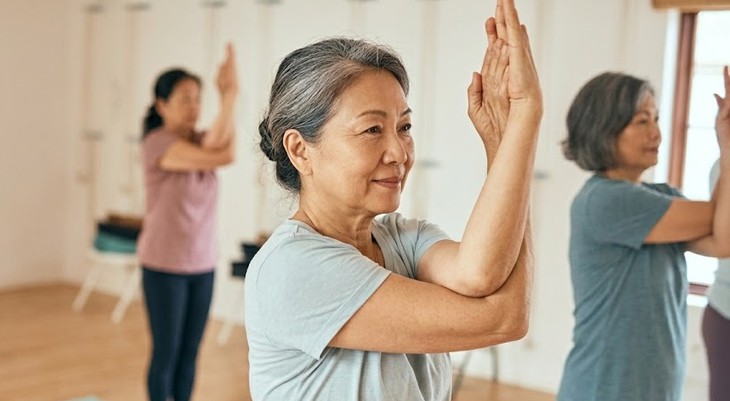 Duy trì vận động nhẹ nhàng và đều đặn giúp giảm teo cơ ở người sau tuổi 70.