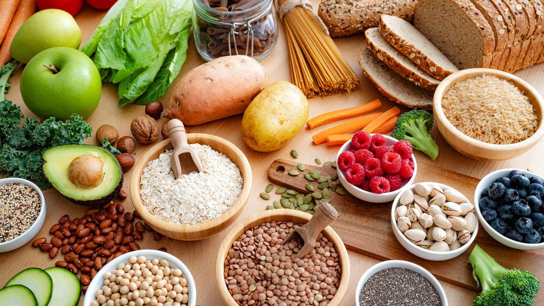 Nhiều loại thực phẩm giàu chất xơ bày trên bàn ăn