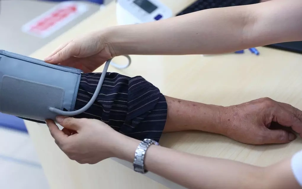 Kiểm soát huyết áp giúp bảo vệ chức năng thận.