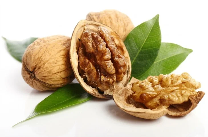 Hạt óc chó giàu omega-3 tốt cho não bộ.