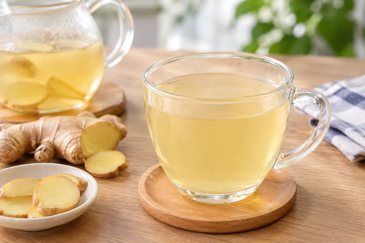 Nước gừng ấm pha loãng là lựa chọn phù hợp với một số người mắc cúm A.
