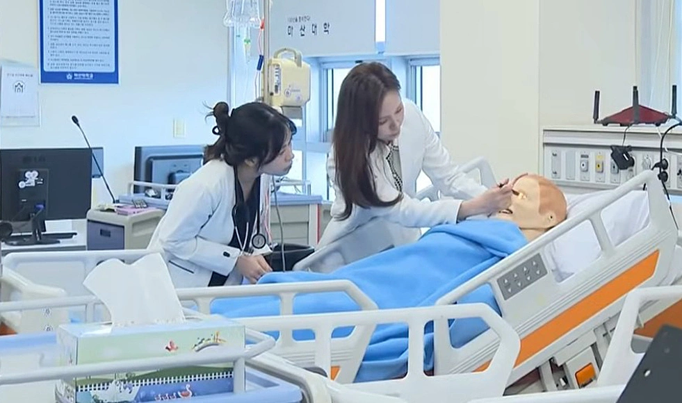 Hải Anh (trái) trong chương trình từ du học sinh trở thành nhân tài địa phương của đài MBC News. Ảnh chụp màn hình